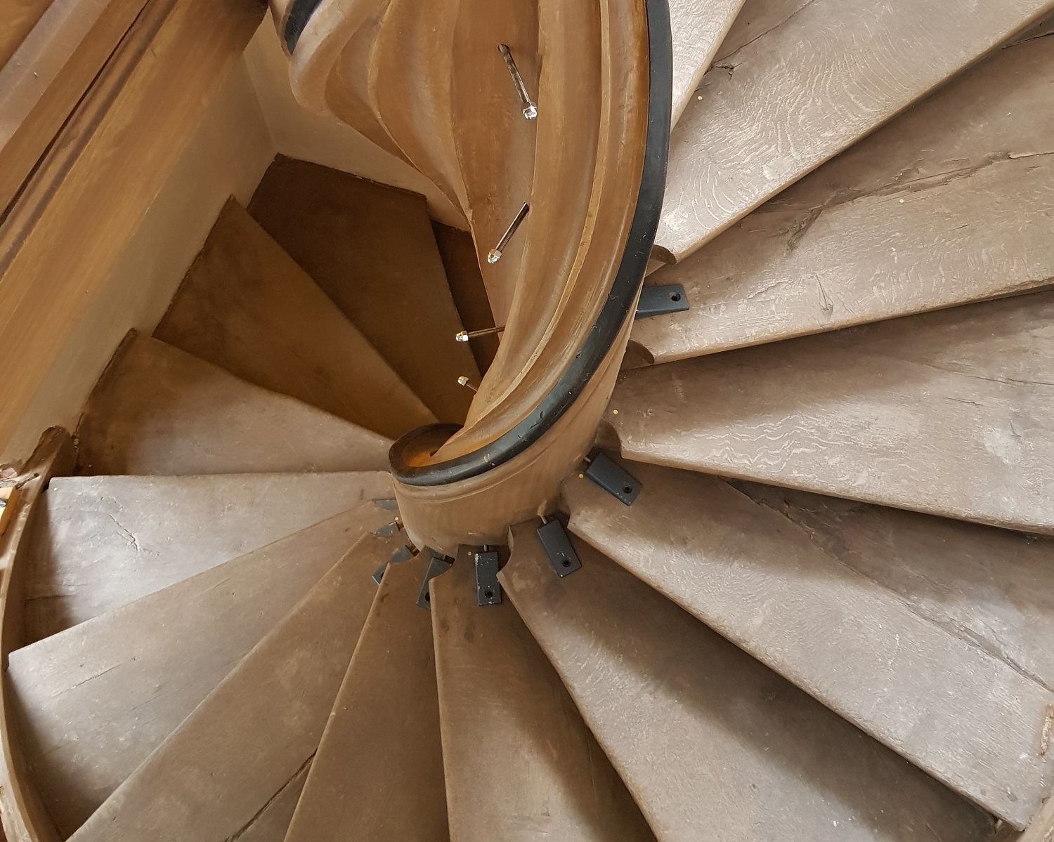 Kirche Wilhermsdorf: Sanierung Spindeltreppen und Kanzel